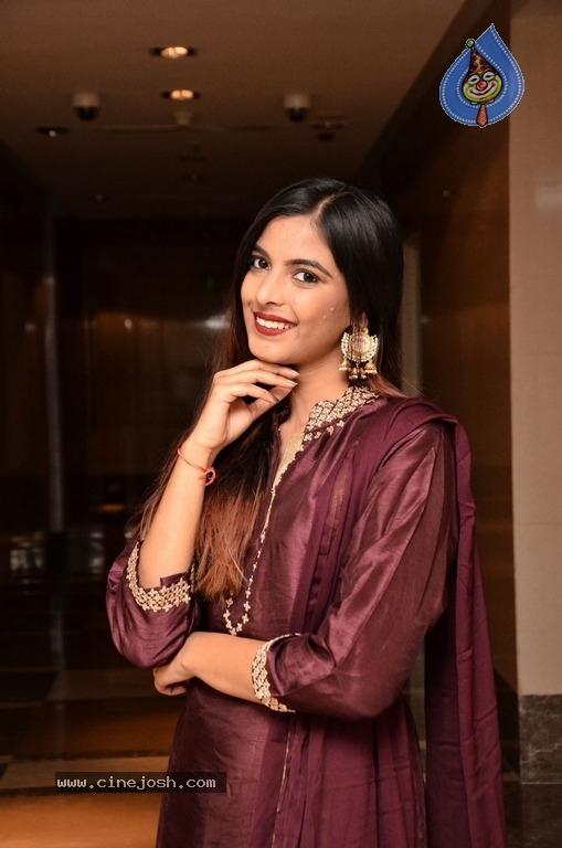 Model Kushboo Latest Photos - 11 / 15 photos