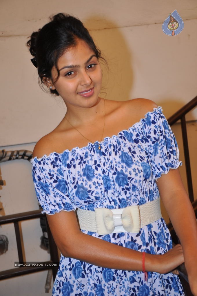 Monal Gajjar New Stills - 16 / 45 photos
