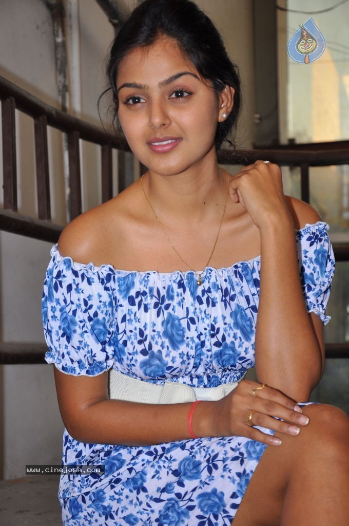 Monal Gajjar New Stills - 24 / 45 photos