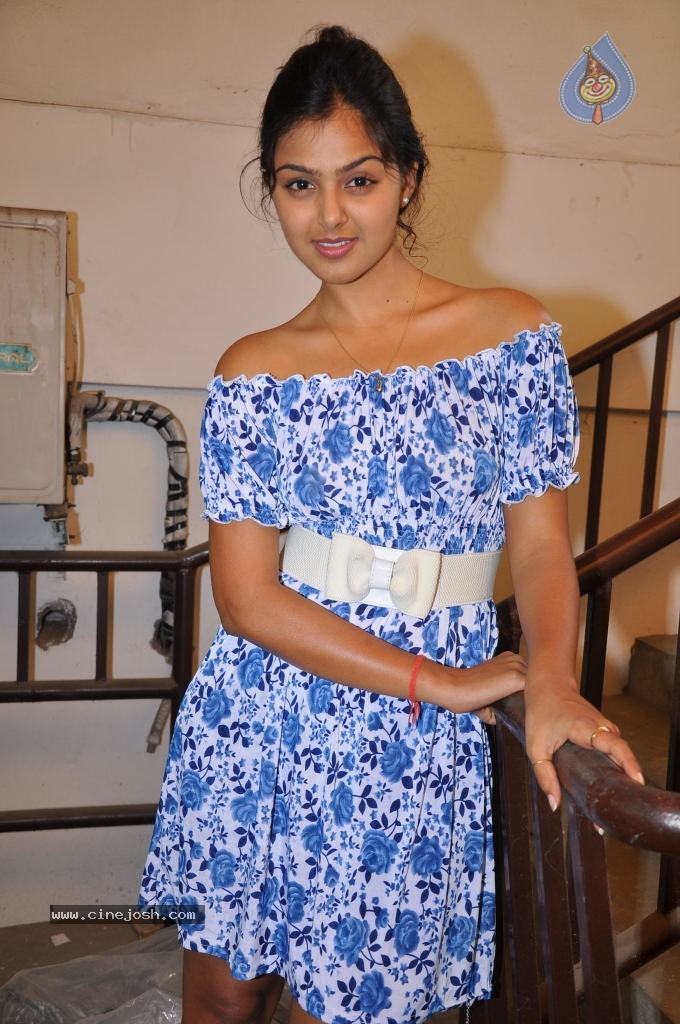 Monal Gajjar New Stills - 30 / 45 photos