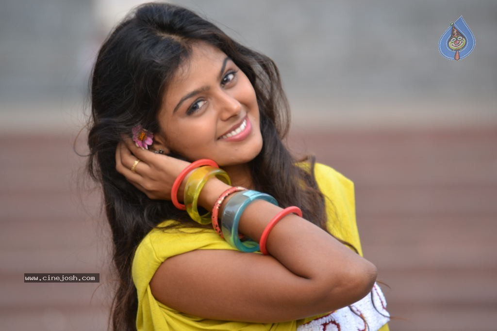 Monal Gajjar New Stills - 25 / 67 photos