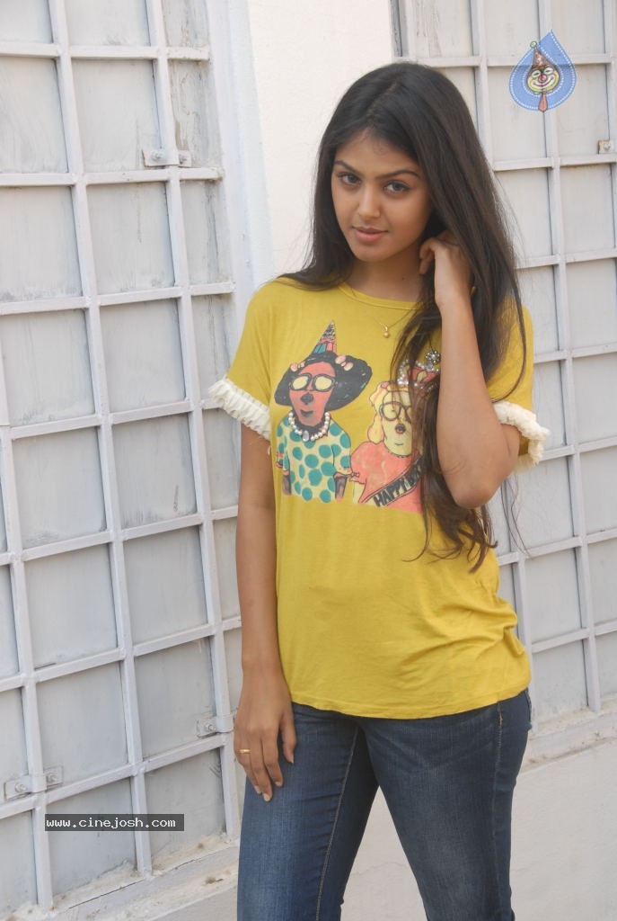 Monal Gajjar Stills - 24 / 45 photos