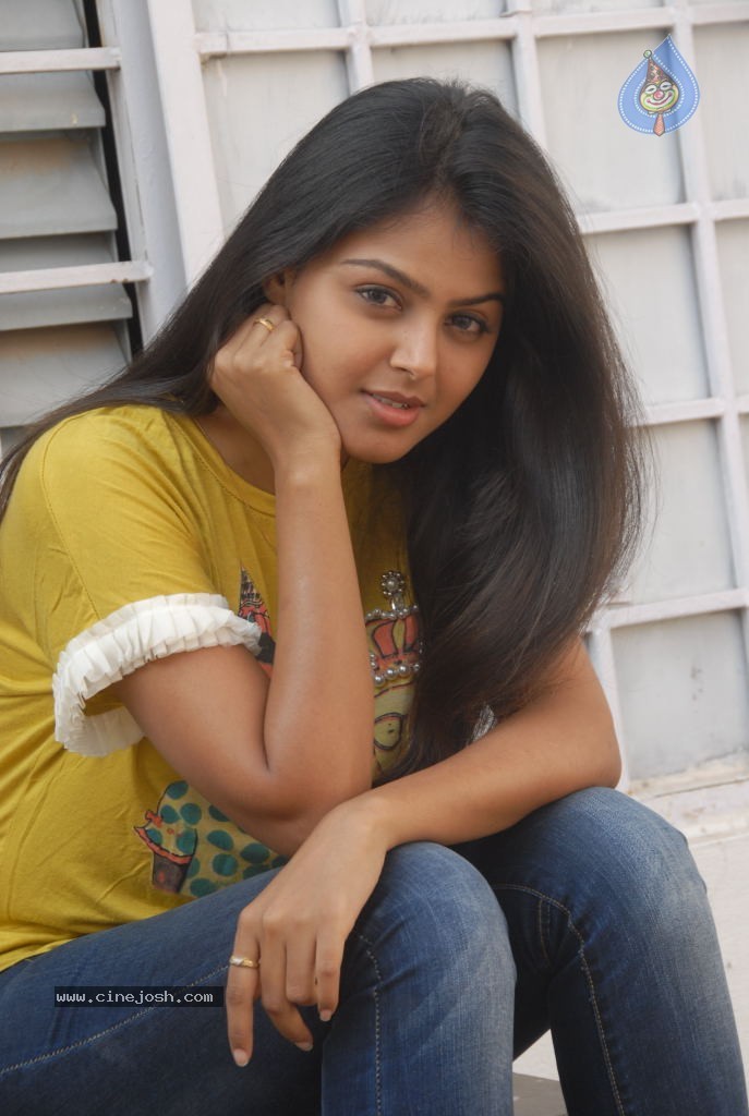 Monal Gajjar Stills - 25 / 45 photos