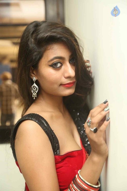 Monica Thompson Latest Pics - 31 / 61 photos