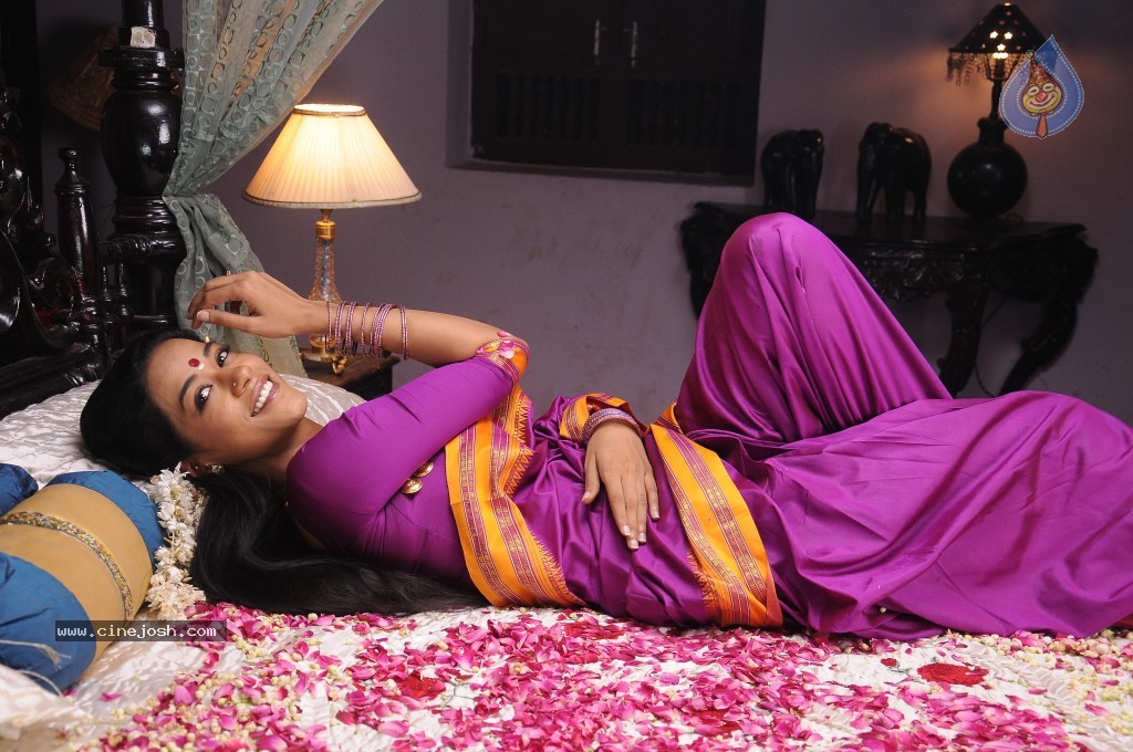 Mumaith Khan Hot Stills - 6 / 82 photos