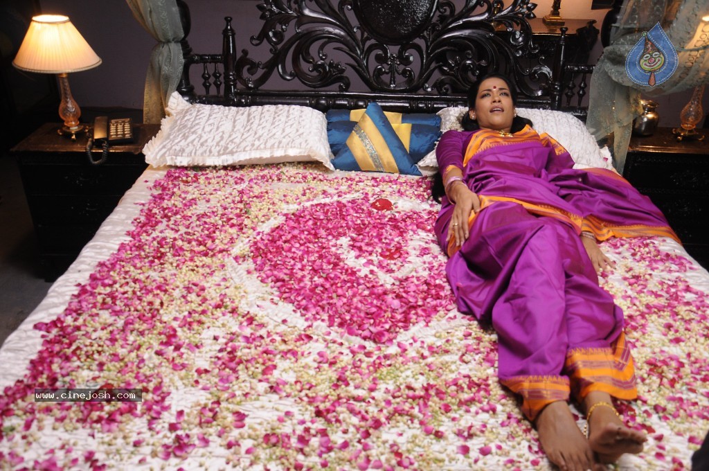 Mumaith Khan Hot Stills - 8 / 82 photos