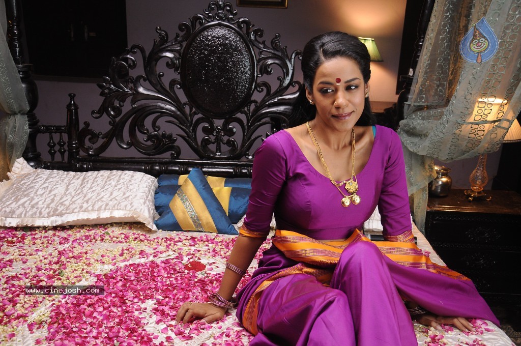 Mumaith Khan Hot Stills - 9 / 82 photos