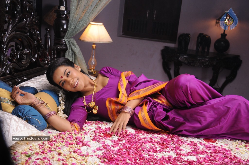 Mumaith Khan Hot Stills - 14 / 82 photos