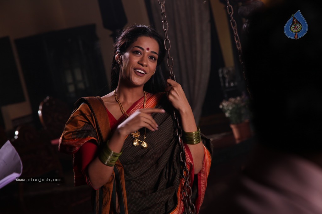 Mumaith Khan Hot Stills - 18 / 82 photos