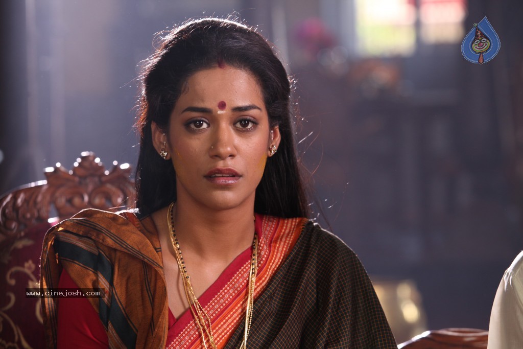 Mumaith Khan Hot Stills - 50 / 82 photos