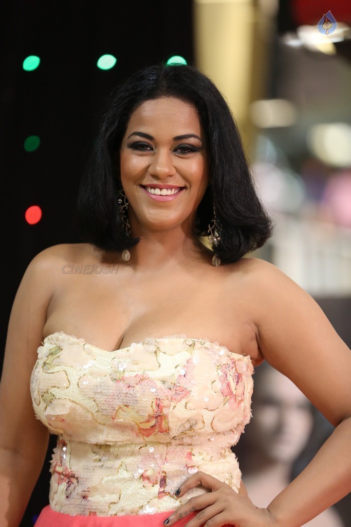 Mumaith Khan Images - 1 / 34 photos