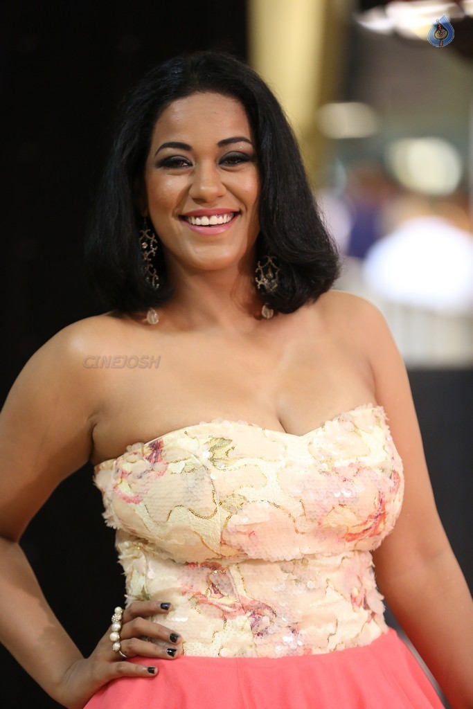 Mumaith Khan Images - 15 / 34 photos