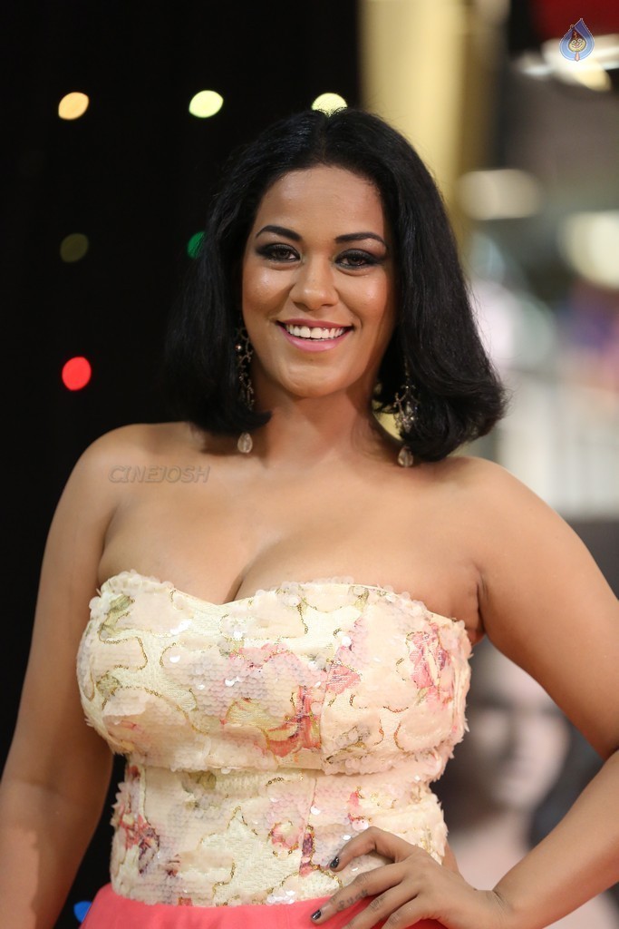 Mumaith Khan Images - 16 / 34 photos