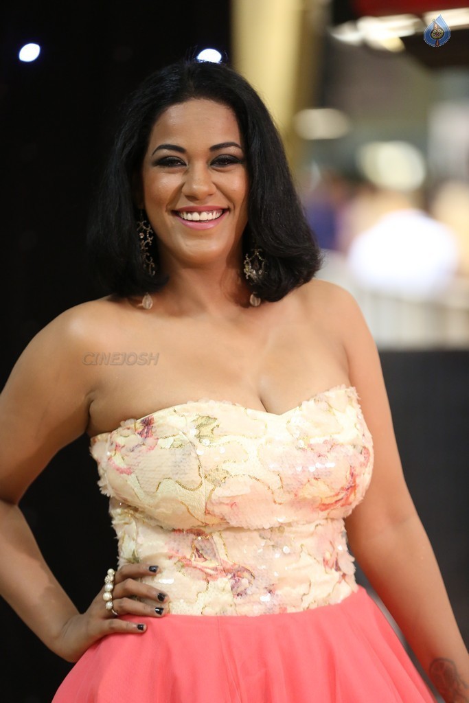 Mumaith Khan Images - 25 / 34 photos