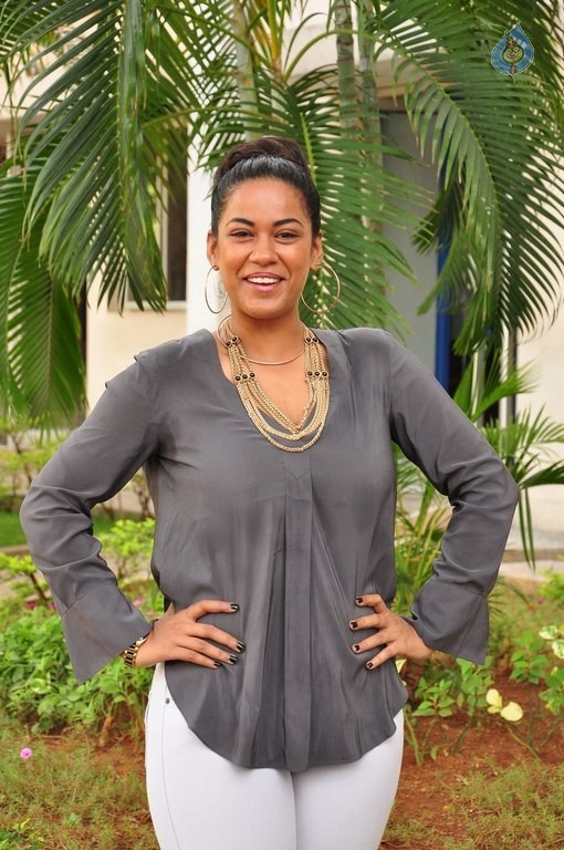 Mumaith Khan Latest Pics - 12 / 38 photos