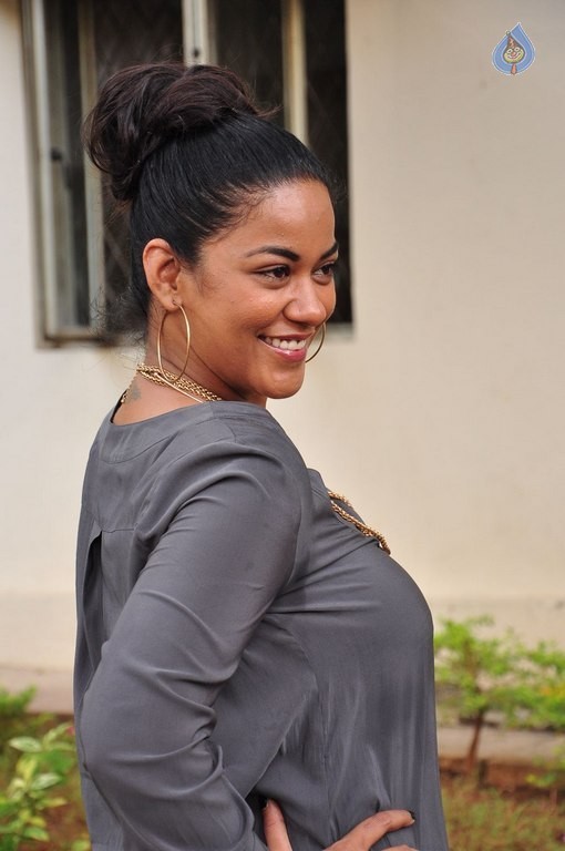 Mumaith Khan Latest Pics - 16 / 38 photos