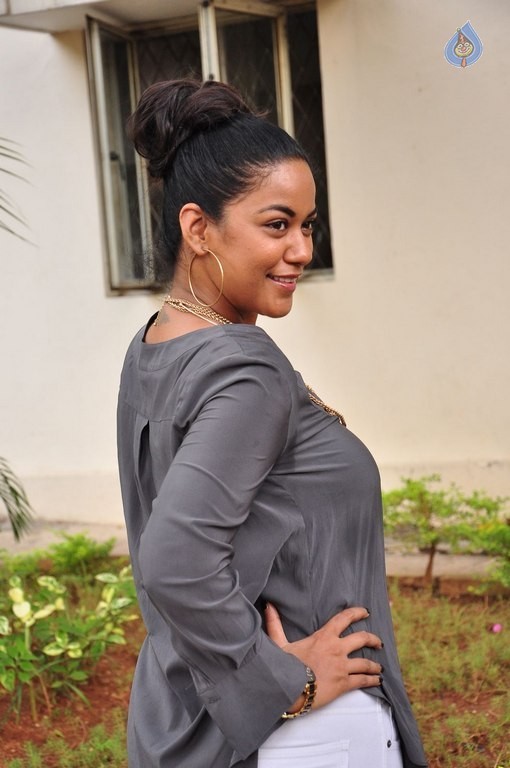 Mumaith Khan Latest Pics - 18 / 38 photos