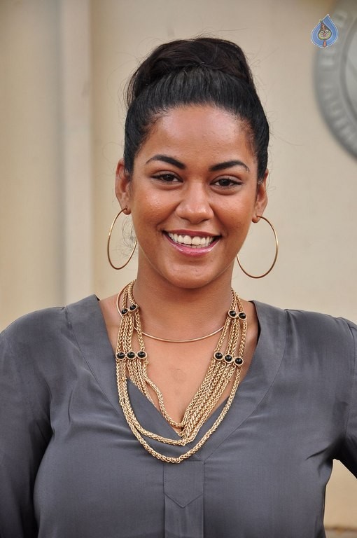 Mumaith Khan Latest Pics - 26 / 38 photos