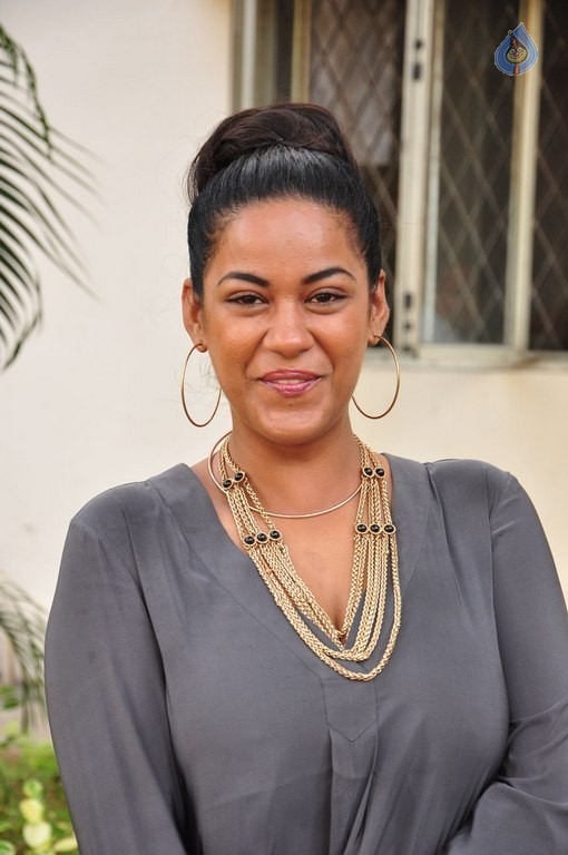 Mumaith Khan Latest Pics - 28 / 38 photos