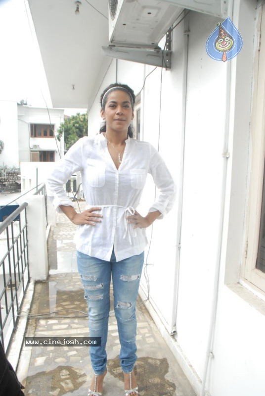 Mumaith Khan New Photos - 26 / 36 photos