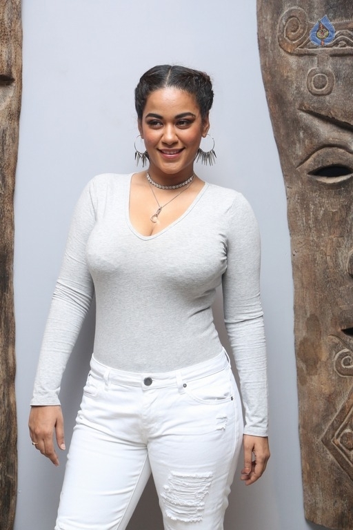 Mumaith Khan New Pics - 15 / 28 photos