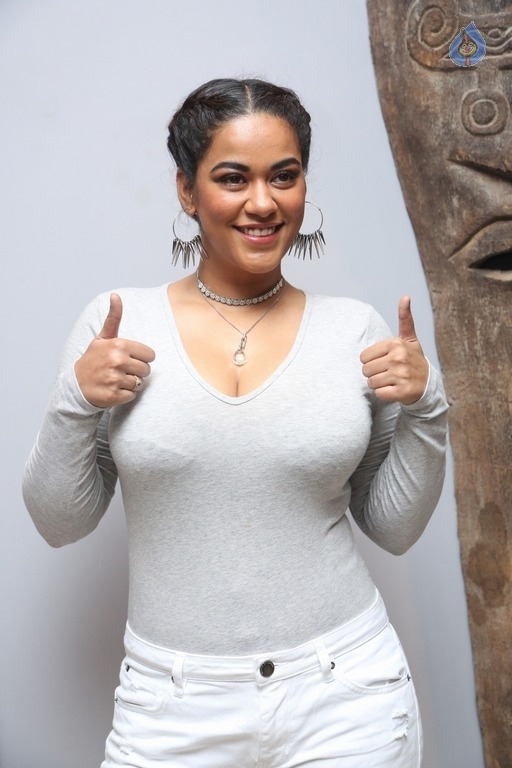 Mumaith Khan New Pics - 27 / 28 photos