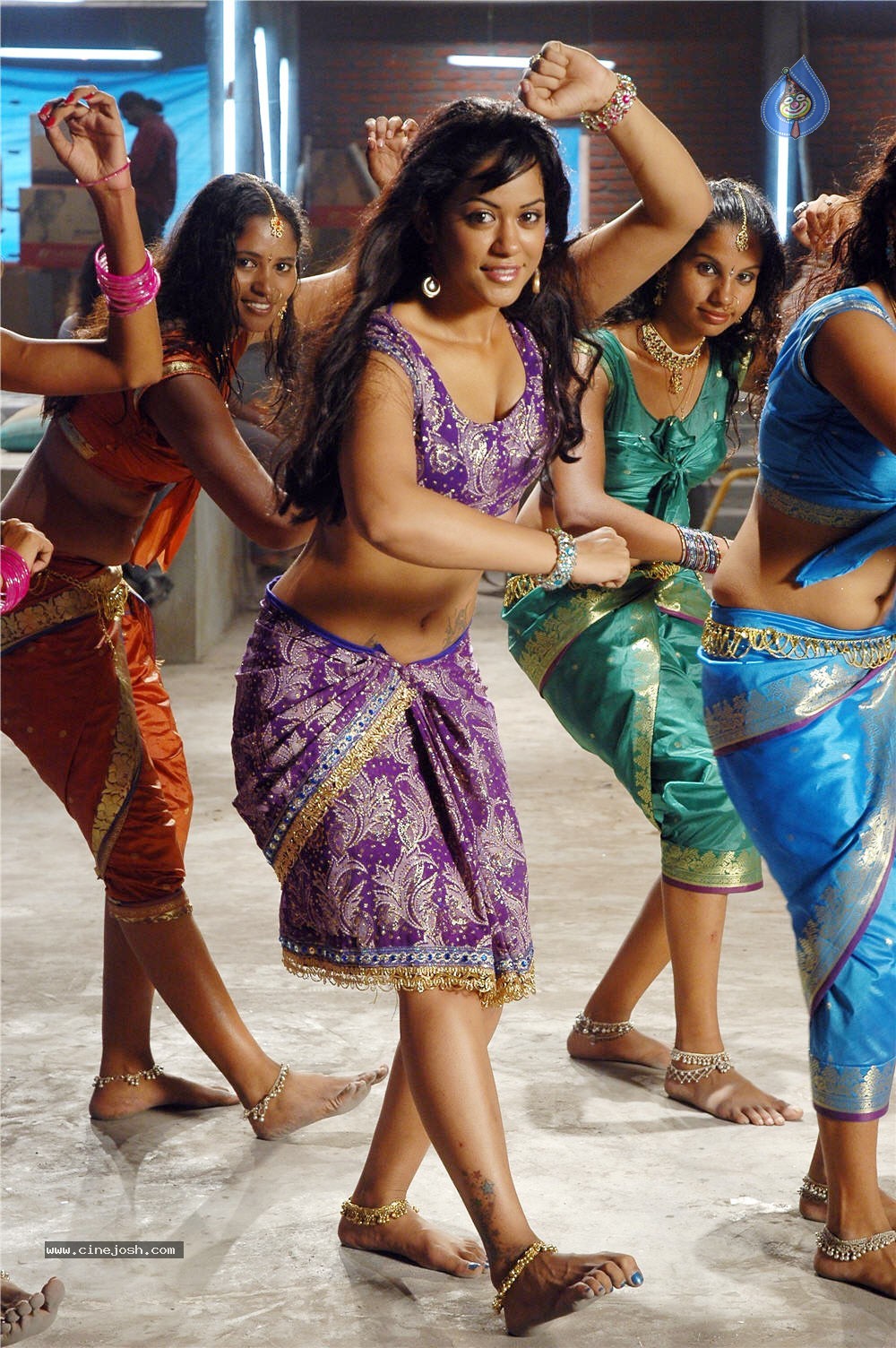 Mumaith Khan Spicy Stills In Sarai Veerraj - 16 / 61 photos