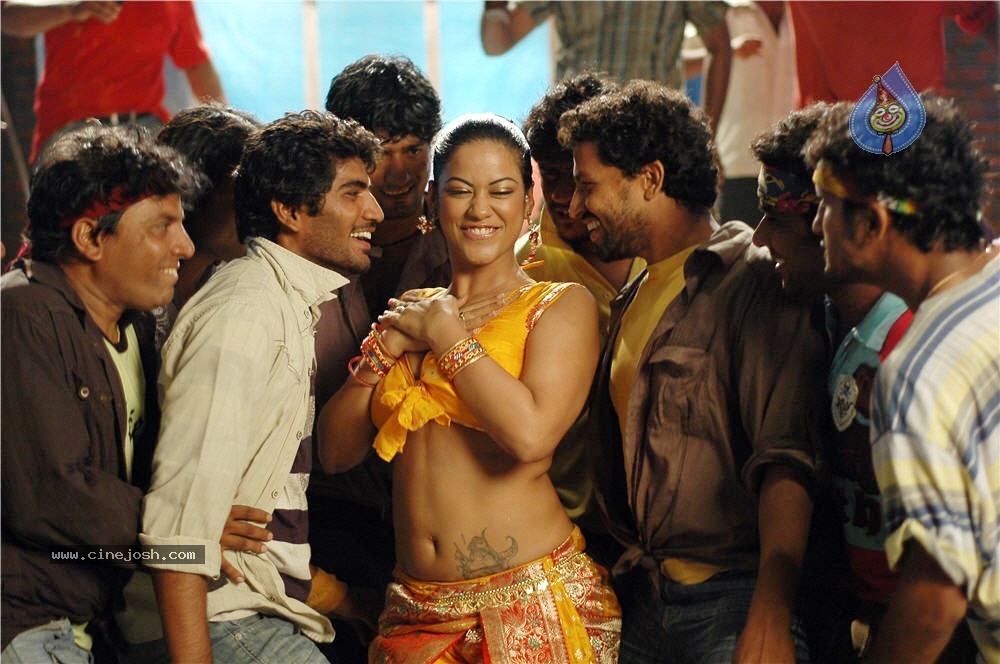 Mumaith Khan Spicy Stills In Sarai Veerraj - 18 / 61 photos