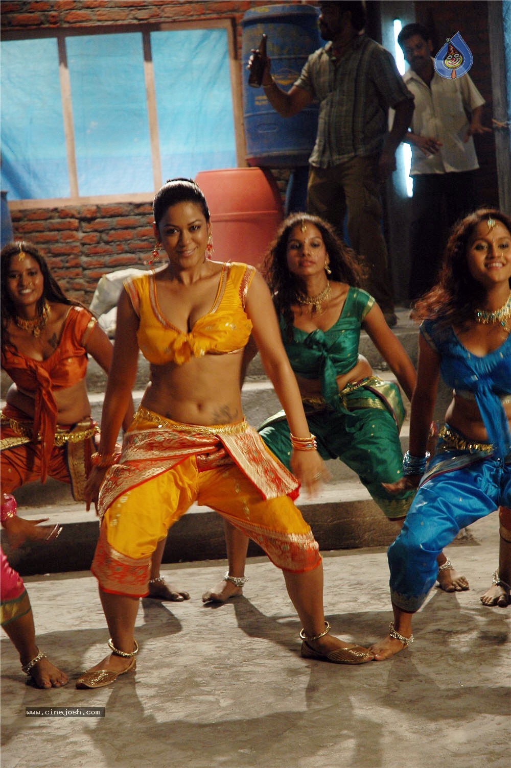 Mumaith Khan Spicy Stills In Sarai Veerraj - 28 / 61 photos