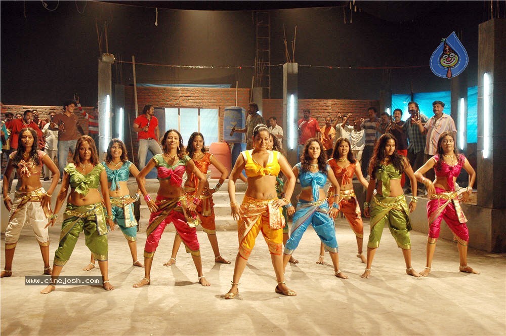 Mumaith Khan Spicy Stills In Sarai Veerraj - 38 / 61 photos