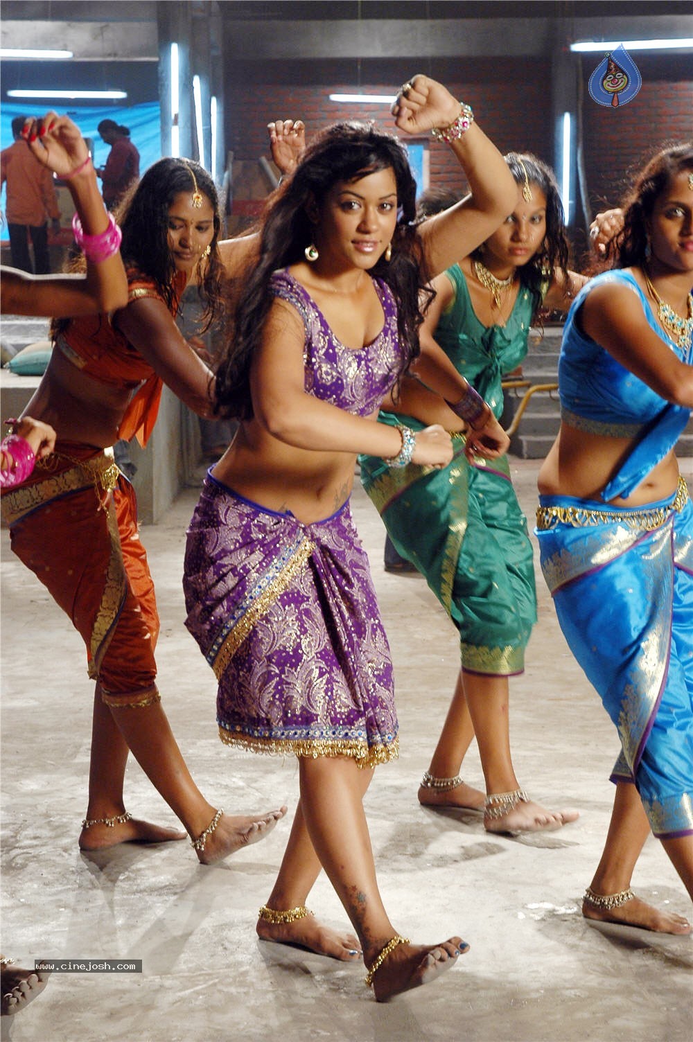 Mumaith Khan Spicy Stills In Sarai Veerraj - 41 / 61 photos