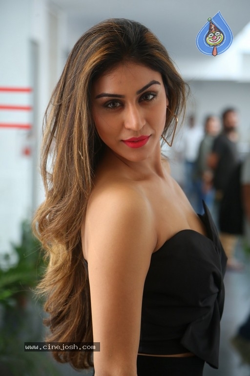 Myra Sareen Images - 23 / 31 photos