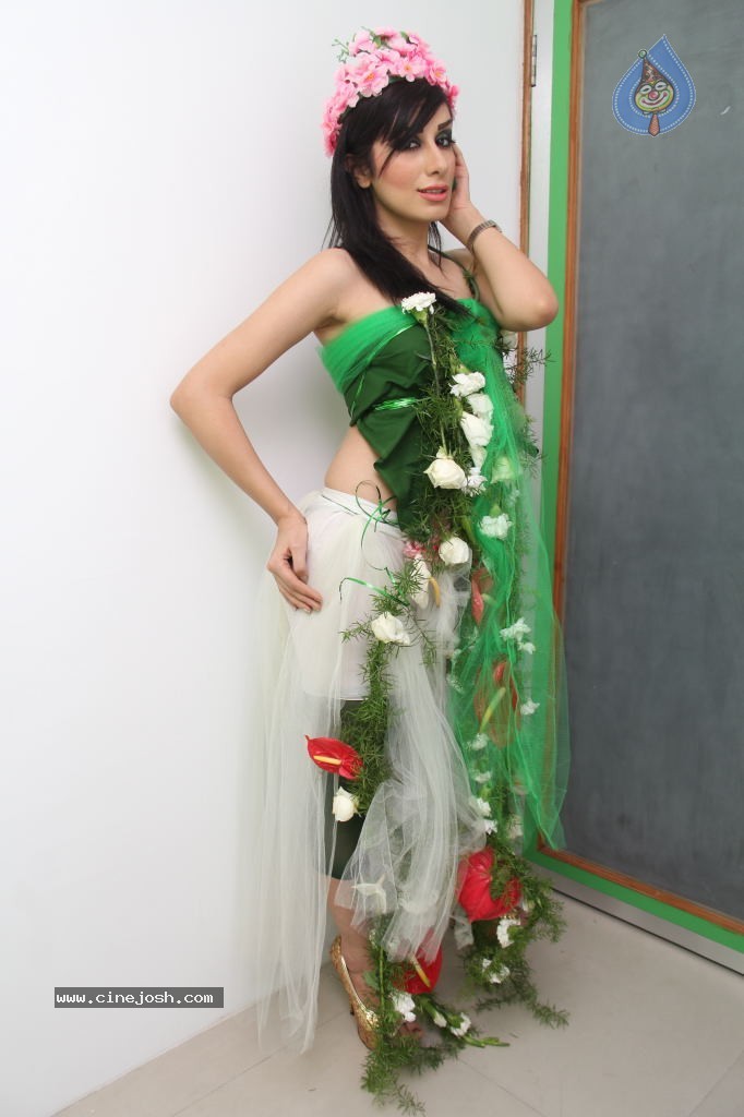 Naazia Hot Stills - 71 / 107 photos