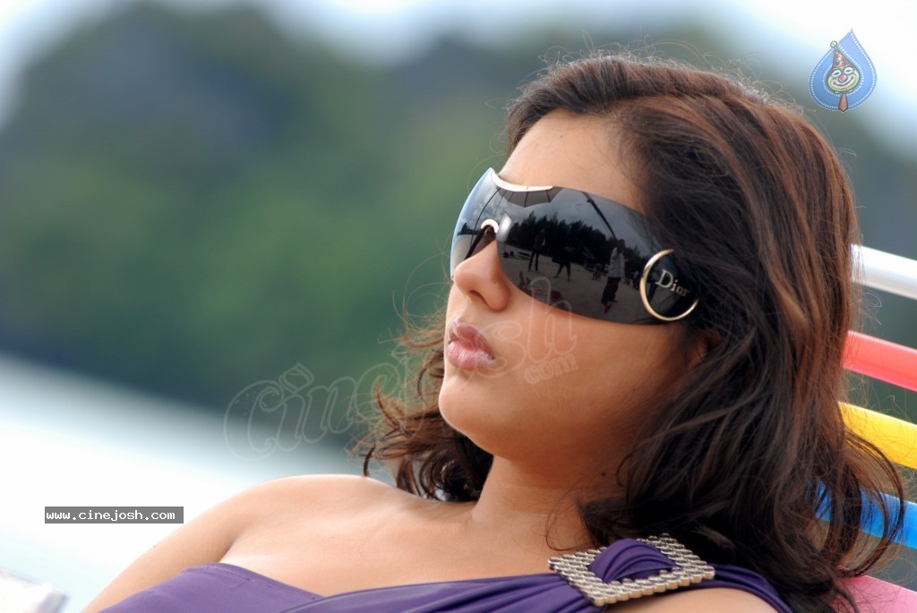 Namitha Hot Stills - 35 / 67 photos