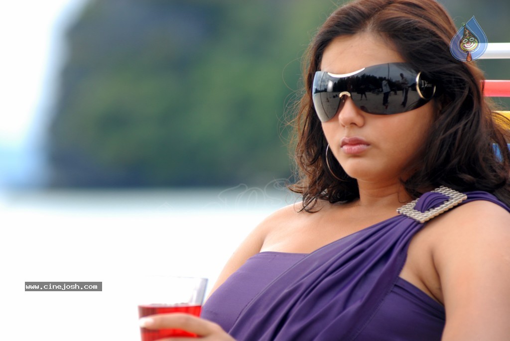 Namitha Hot Stills - 39 / 67 photos