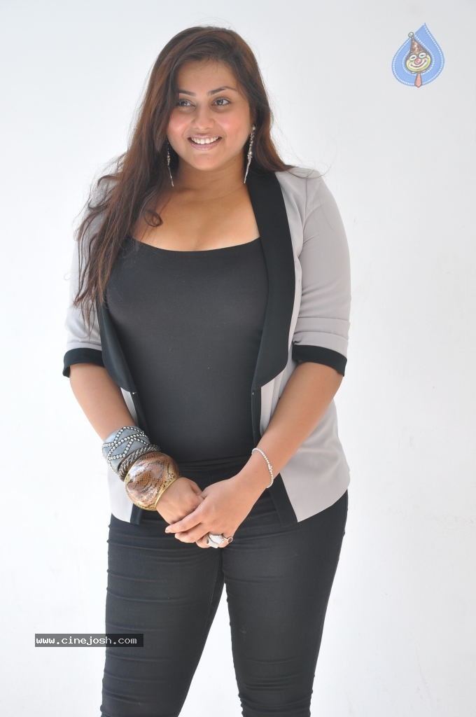 Namitha Hot Stills - 25 / 60 photos