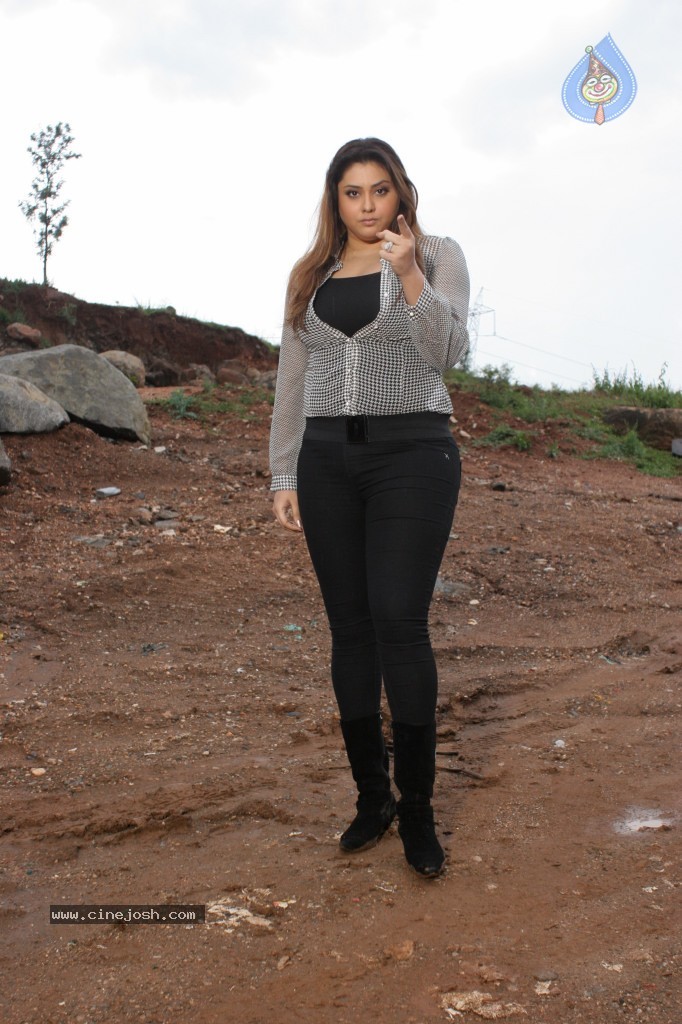 Namitha New Stills - 70 / 91 photos