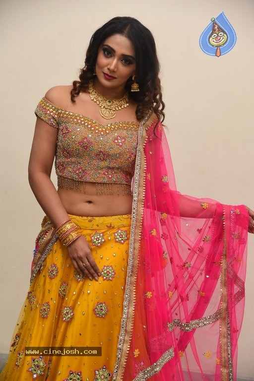 Natasha Doshi New Stills - 3 / 21 photos