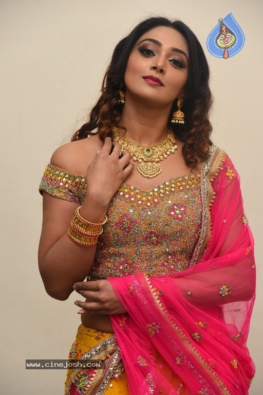 Natasha Doshi New Stills - 8 / 21 photos