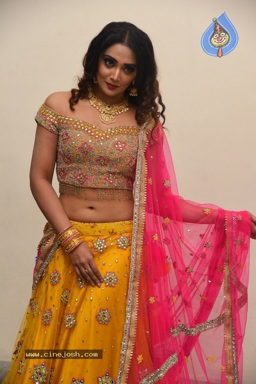 Natasha Doshi New Stills - 16 / 21 photos