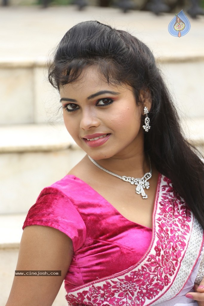 Naveena Jackson New Stills - 28 / 73 photos