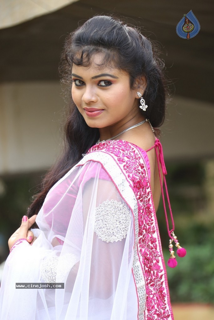 Naveena Jackson New Stills - 38 / 73 photos