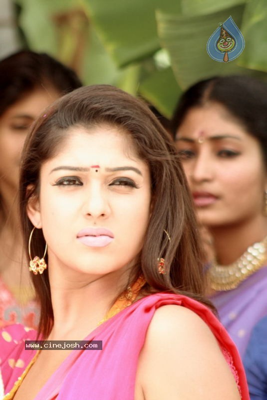 Nayanthara Hot Stills - 14 / 33 photos