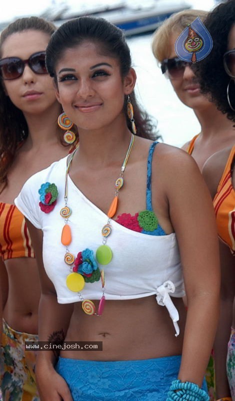 Nayanthara Hot Stills - 18 / 33 photos