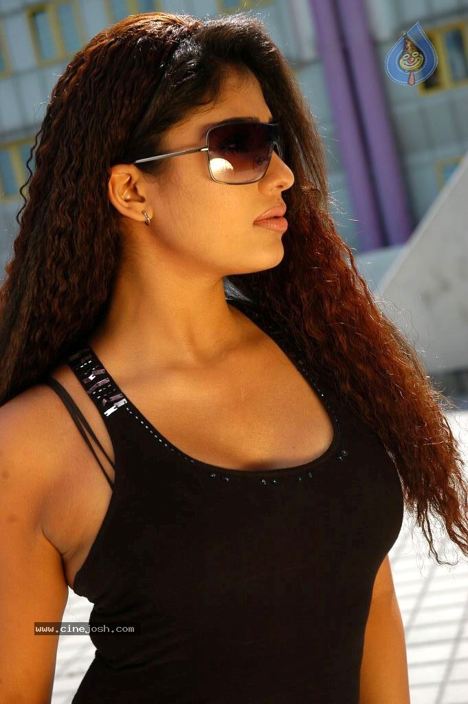 Nayanthara Hot Stills - 24 / 77 photos