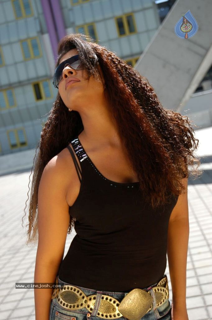 Nayanthara Hot Stills - 28 / 77 photos