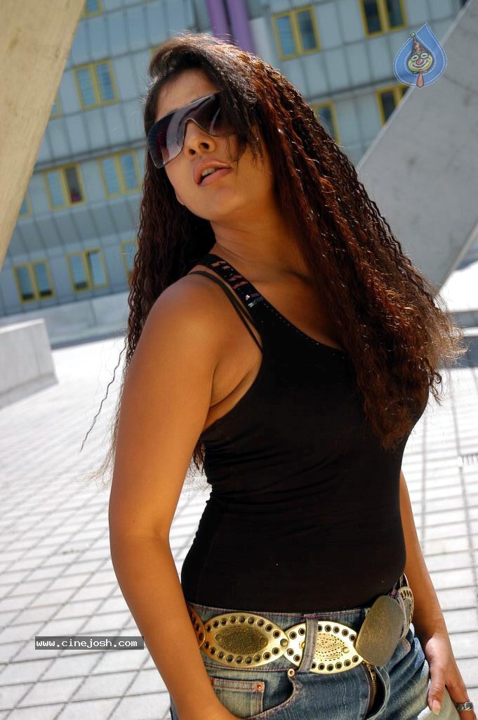 Nayanthara Hot Stills - 32 / 77 photos