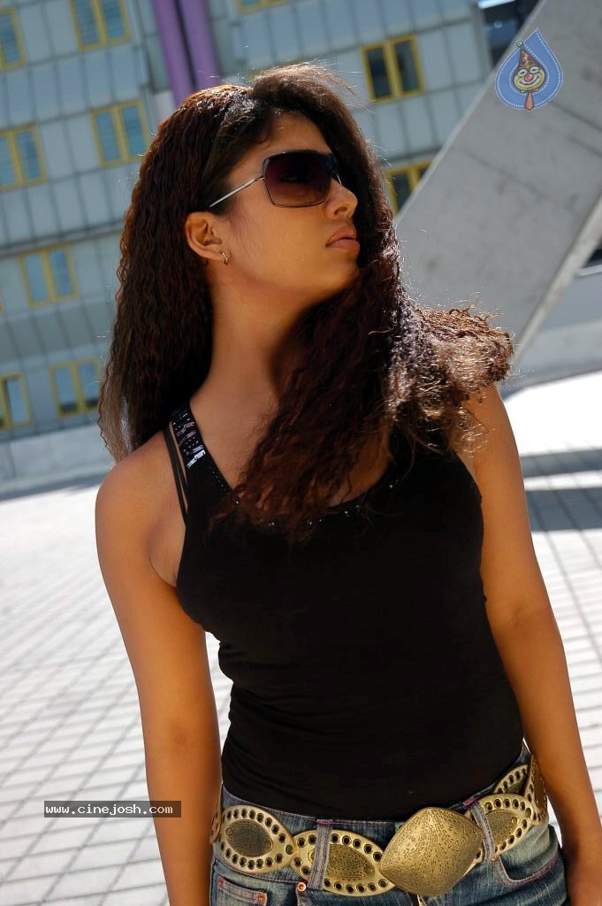 Nayanthara Hot Stills - 37 / 77 photos