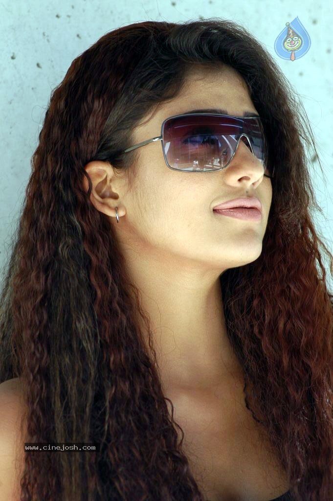 Nayanthara Hot Stills - 43 / 77 photos