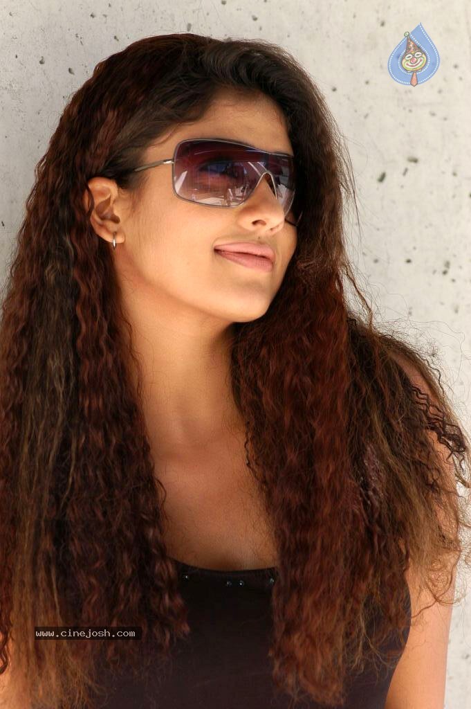 Nayanthara Hot Stills - 69 / 77 photos